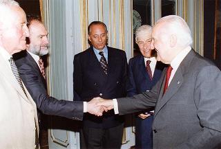 Il Presidente della Repubblica Oscar Luigi Scalfaro riceve in udienza il prof. Felice Ippolito con alcuni esponenti del Comitato italiano della Commissione internazionale Grandi Dighe