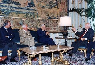 Il Presidente della Repubblica Oscar Luigi Scalfaro riceve in udienza il prof. Felice Ippolito con alcuni esponenti del Comitato italiano della Commissione internazionale Grandi Dighe