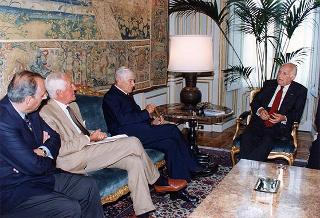 Il Presidente della Repubblica Oscar Luigi Scalfaro riceve in udienza il prof. Felice Ippolito con alcuni esponenti del Comitato italiano della Commissione internazionale Grandi Dighe
