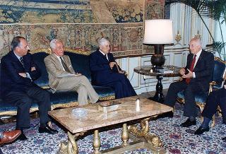Il Presidente della Repubblica Oscar Luigi Scalfaro riceve in udienza il prof. Felice Ippolito con alcuni esponenti del Comitato italiano della Commissione internazionale Grandi Dighe