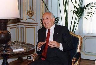 Il Presidente della Repubblica Oscar Luigi Scalfaro riceve in udienza il prof. Felice Ippolito con alcuni esponenti del Comitato italiano della Commissione internazionale Grandi Dighe