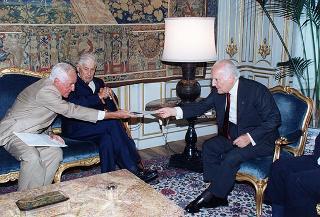Il Presidente della Repubblica Oscar Luigi Scalfaro riceve in udienza il prof. Felice Ippolito con alcuni esponenti del Comitato italiano della Commissione internazionale Grandi Dighe