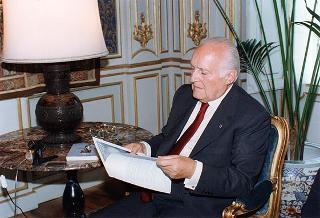 Il Presidente della Repubblica Oscar Luigi Scalfaro riceve in udienza il prof. Felice Ippolito con alcuni esponenti del Comitato italiano della Commissione internazionale Grandi Dighe