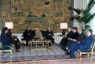 Il Presidente della Repubblica Oscar Luigi Scalfaro riceve in udienza il prof. Felice Ippolito con alcuni esponenti del Comitato italiano della Commissione internazionale Grandi Dighe