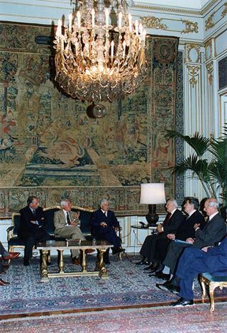 Il Presidente della Repubblica Oscar Luigi Scalfaro riceve in udienza il prof. Felice Ippolito con alcuni esponenti del Comitato italiano della Commissione internazionale Grandi Dighe