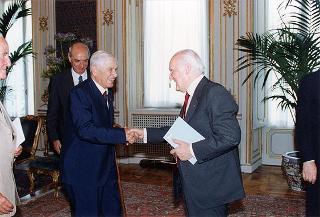 Il Presidente della Repubblica Oscar Luigi Scalfaro riceve in udienza il prof. Felice Ippolito con alcuni esponenti del Comitato italiano della Commissione internazionale Grandi Dighe