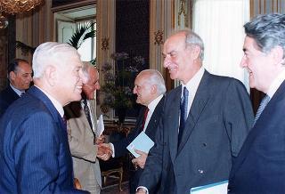Il Presidente della Repubblica Oscar Luigi Scalfaro riceve in udienza il prof. Felice Ippolito con alcuni esponenti del Comitato italiano della Commissione internazionale Grandi Dighe