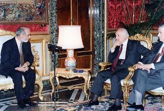 Il Presidente della Repubblica Oscar Luigi Scalfaro  com Enzo Iacopino, presidente dell'Associazione stampa parlamentare