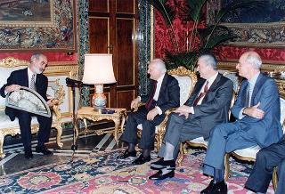 Il Presidente della Repubblica Oscar Luigi Scalfaro  com Enzo Iacopino, presidente dell'Associazione stampa parlamentare