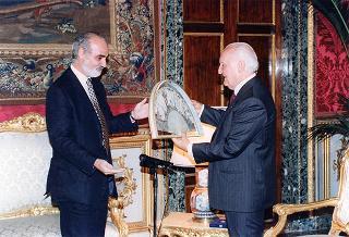 Il Presidente della Repubblica Oscar Luigi Scalfaro  com Enzo Iacopino, presidente dell'Associazione stampa parlamentare