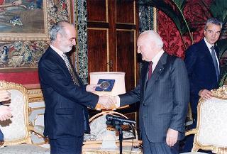 Il Presidente della Repubblica Oscar Luigi Scalfaro  com Enzo Iacopino, presidente dell'Associazione stampa parlamentare