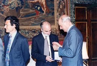 Il Presidente della Repubblica Oscar Luigi Scalfaro  com Enzo Iacopino, presidente dell'Associazione stampa parlamentare