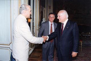 Il Presidente della Repubblica Oscar Luigi Scalfaro riceve la visita di una delegazione di parlamentari che hanno recentemente effettuato un viaggio in Cambogia
