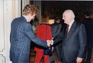 Il Presidente della Repubblica Oscar Luigi Scalfaro riceve la visita di una delegazione di parlamentari che hanno recentemente effettuato un viaggio in Cambogia