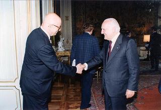 Il Presidente della Repubblica Oscar Luigi Scalfaro riceve la visita di una delegazione di parlamentari che hanno recentemente effettuato un viaggio in Cambogia