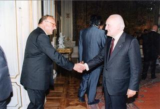 Il Presidente della Repubblica Oscar Luigi Scalfaro riceve la visita di una delegazione di parlamentari che hanno recentemente effettuato un viaggio in Cambogia