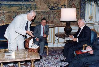 Il Presidente della Repubblica Oscar Luigi Scalfaro riceve la visita di una delegazione di parlamentari che hanno recentemente effettuato un viaggio in Cambogia