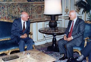 Il Presidente della Repubblica Oscar Luigi Scalfaro riceve la visita del prof. Vincenzo Caianiello, nuovo presidente della Corte Costituzionale