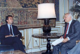 Il Presidente della Repubblica Oscar Luigi Scalfaro incontra Giovanni Moro, segretario nazionale del Movimento Federativo Democratico