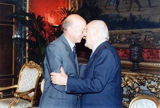 Incontro del Presidente della Repubblica Oscar Luigi Scalfaro con l'on. avv. Angelo Bernassola, presidente del Centro esperienze internazionali, e una delegazione dei funzionari italiani che prestano servizio presso le Organizzazioni internazionali