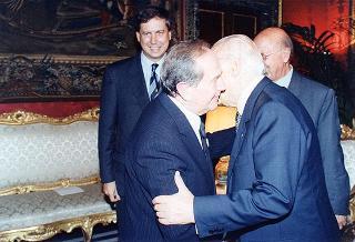 Incontro del Presidente della Repubblica Oscar Luigi Scalfaro con l'on. avv. Angelo Bernassola, presidente del Centro esperienze internazionali, e una delegazione dei funzionari italiani che prestano servizio presso le Organizzazioni internazionali