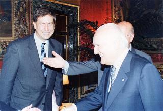Incontro del Presidente della Repubblica Oscar Luigi Scalfaro con l'on. avv. Angelo Bernassola, presidente del Centro esperienze internazionali, e una delegazione dei funzionari italiani che prestano servizio presso le Organizzazioni internazionali