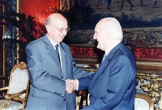 Incontro del Presidente della Repubblica Oscar Luigi Scalfaro con l'on. avv. Angelo Bernassola, presidente del Centro esperienze internazionali, e una delegazione dei funzionari italiani che prestano servizio presso le Organizzazioni internazionali