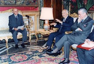 Incontro del Presidente della Repubblica Oscar Luigi Scalfaro con l'on. avv. Angelo Bernassola, presidente del Centro esperienze internazionali, e una delegazione dei funzionari italiani che prestano servizio presso le Organizzazioni internazionali