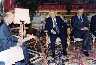 Incontro del Presidente della Repubblica Oscar Luigi Scalfaro con l'on. avv. Angelo Bernassola, presidente del Centro esperienze internazionali, e una delegazione dei funzionari italiani che prestano servizio presso le Organizzazioni internazionali