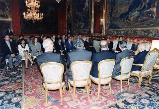 Incontro del Presidente della Repubblica Oscar Luigi Scalfaro con l'on. avv. Angelo Bernassola, presidente del Centro esperienze internazionali, e una delegazione dei funzionari italiani che prestano servizio presso le Organizzazioni internazionali
