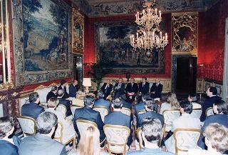 Incontro del Presidente della Repubblica Oscar Luigi Scalfaro con l'on. avv. Angelo Bernassola, presidente del Centro esperienze internazionali, e una delegazione dei funzionari italiani che prestano servizio presso le Organizzazioni internazionali