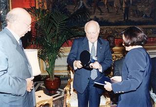 Incontro del Presidente della Repubblica Oscar Luigi Scalfaro con l'on. avv. Angelo Bernassola, presidente del Centro esperienze internazionali, e una delegazione dei funzionari italiani che prestano servizio presso le Organizzazioni internazionali