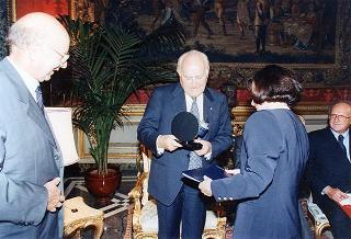 Incontro del Presidente della Repubblica Oscar Luigi Scalfaro con l'on. avv. Angelo Bernassola, presidente del Centro esperienze internazionali, e una delegazione dei funzionari italiani che prestano servizio presso le Organizzazioni internazionali
