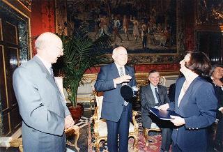 Incontro del Presidente della Repubblica Oscar Luigi Scalfaro con l'on. avv. Angelo Bernassola, presidente del Centro esperienze internazionali, e una delegazione dei funzionari italiani che prestano servizio presso le Organizzazioni internazionali