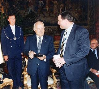 Incontro del Presidente della Repubblica Oscar Luigi Scalfaro con l'on. avv. Angelo Bernassola, presidente del Centro esperienze internazionali, e una delegazione dei funzionari italiani che prestano servizio presso le Organizzazioni internazionali