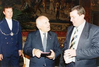 Incontro del Presidente della Repubblica Oscar Luigi Scalfaro con l'on. avv. Angelo Bernassola, presidente del Centro esperienze internazionali, e una delegazione dei funzionari italiani che prestano servizio presso le Organizzazioni internazionali