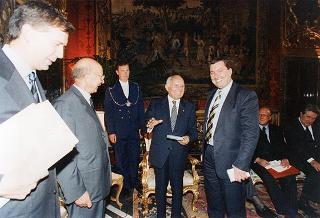 Incontro del Presidente della Repubblica Oscar Luigi Scalfaro con l'on. avv. Angelo Bernassola, presidente del Centro esperienze internazionali, e una delegazione dei funzionari italiani che prestano servizio presso le Organizzazioni internazionali