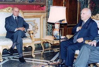 Incontro del Presidente della Repubblica Oscar Luigi Scalfaro con l'on. avv. Angelo Bernassola, presidente del Centro esperienze internazionali, e una delegazione dei funzionari italiani che prestano servizio presso le Organizzazioni internazionali