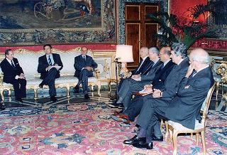 Incontro del Presidente della Repubblica Oscar Luigi Scalfaro con l'on. avv. Angelo Bernassola, presidente del Centro esperienze internazionali, e una delegazione dei funzionari italiani che prestano servizio presso le Organizzazioni internazionali