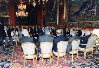 Incontro del Presidente della Repubblica Oscar Luigi Scalfaro con l'on. avv. Angelo Bernassola, presidente del Centro esperienze internazionali, e una delegazione dei funzionari italiani che prestano servizio presso le Organizzazioni internazionali