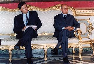 Incontro del Presidente della Repubblica Oscar Luigi Scalfaro con l'on. avv. Angelo Bernassola, presidente del Centro esperienze internazionali, e una delegazione dei funzionari italiani che prestano servizio presso le Organizzazioni internazionali