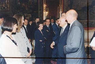 Incontro del Presidente della Repubblica Oscar Luigi Scalfaro con l'on. avv. Angelo Bernassola, presidente del Centro esperienze internazionali, e una delegazione dei funzionari italiani che prestano servizio presso le Organizzazioni internazionali