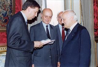 Incontro del Presidente della Repubblica Oscar Luigi Scalfaro con l'on. avv. Angelo Bernassola, presidente del Centro esperienze internazionali, e una delegazione dei funzionari italiani che prestano servizio presso le Organizzazioni internazionali