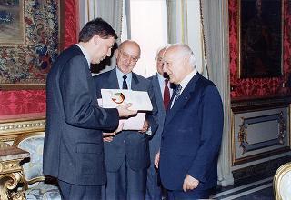 Incontro del Presidente della Repubblica Oscar Luigi Scalfaro con l'on. avv. Angelo Bernassola, presidente del Centro esperienze internazionali, e una delegazione dei funzionari italiani che prestano servizio presso le Organizzazioni internazionali