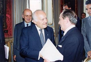 Incontro del Presidente della Repubblica Oscar Luigi Scalfaro con l'on. avv. Angelo Bernassola, presidente del Centro esperienze internazionali, e una delegazione dei funzionari italiani che prestano servizio presso le Organizzazioni internazionali