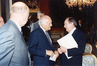 Incontro del Presidente della Repubblica Oscar Luigi Scalfaro con l'on. avv. Angelo Bernassola, presidente del Centro esperienze internazionali, e una delegazione dei funzionari italiani che prestano servizio presso le Organizzazioni internazionali