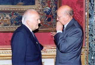 Incontro del Presidente della Repubblica Oscar Luigi Scalfaro con l'on. avv. Angelo Bernassola, presidente del Centro esperienze internazionali, e una delegazione dei funzionari italiani che prestano servizio presso le Organizzazioni internazionali
