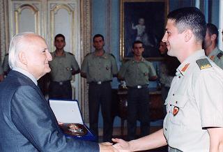 Delegazione di ufficiali e allievi della Scuola di cavalleria, in servizio di guardia d'onore al Palazzo del Quirinale