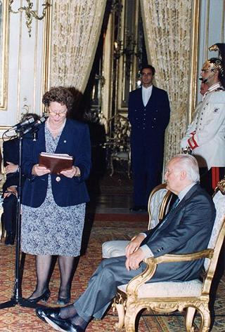 Il Presidente della Repubblica Oscar Luigi Scalfaro riceve in udienza Franca Pellini Gabardini, presidente dell'Associazione nazionale emodializzati, con una delegazione del sodalizio