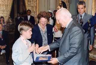Il Presidente della Repubblica Oscar Luigi Scalfaro riceve in udienza Franca Pellini Gabardini, presidente dell'Associazione nazionale emodializzati, con una delegazione del sodalizio
